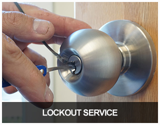 image of a locksmith picking a commercial-grade doorknob